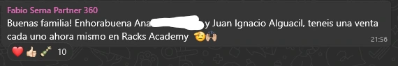 Mensaje en grupo de la comunidad Partner360 felicitando por una venta de Racks Academy