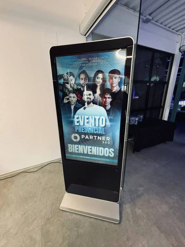 Cartel del evento presencial Partner 360 en Valencia con los ponentes principales y bienvenida al público