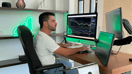 Enrique Moris operando en su setup de trading, creador de Tradeando